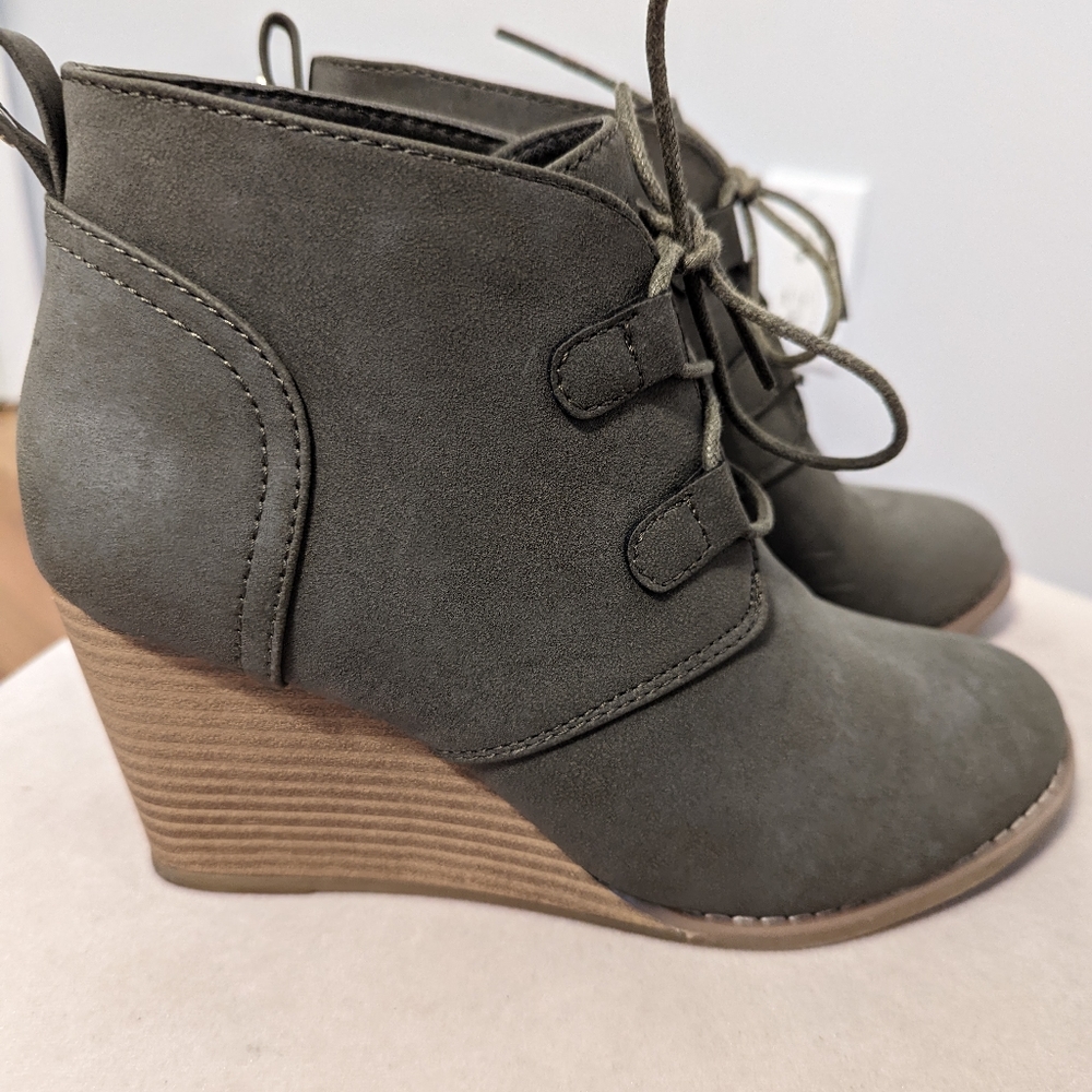 Nautica green wedge booties 7.5